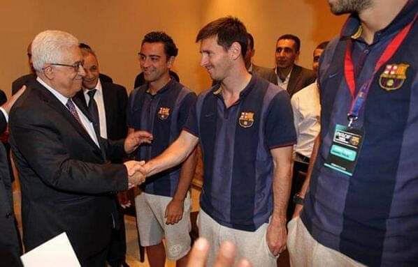 mertelam's tweet photo. Gelelim Lionel Messi'ye. Önce Filistin...

2013 - Barcelona, Filistin ve İsrail'e "Barış Turu" düzenliyor. Messi dahil Barcelonalı futbolcular cumartesi günü Filistinli çocuklarla futbol oynuyor. Filistin Cumhurbaşkanı Mahmoud Abbas, Messi ve arkadaşlarını kabul ediyor. https://t.co/gPoBPng18k