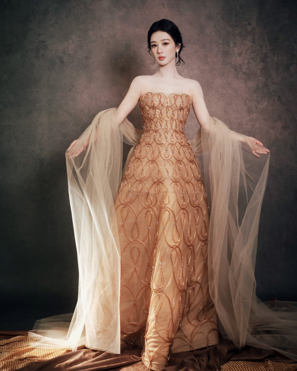 ajinde_iye's tweet photo. This collection is also the first season for Phane Huy to join the official haute couture catalog, and the dress worn by Yang Zi is actually the first physical piece released by the brand as a pre-show promotion ✨ 

#YangZi https://t.co/uJzIGT47AD