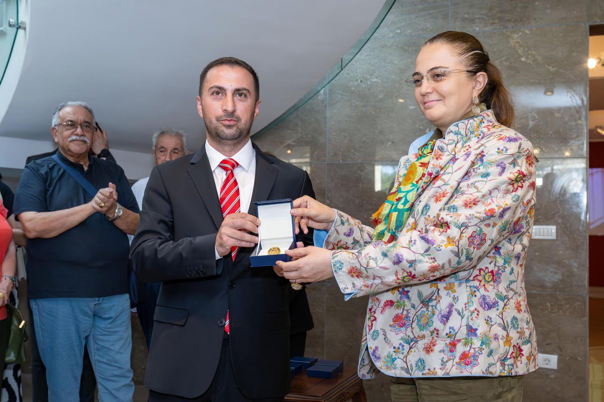 clkertac's tweet photo. Birinci Türkoloji Kurultayı’nın 100. yıl dönümü vesilesiyle Bakü’de gerçekleştirilen kurultay kapsamında, Azerbaycan Kültür Bakan Yardımcısı Səadət Vidadi qızı Yusifova tarafından şahsıma tevdi edilen madalyayı kabul etmekten büyük bir onur ve memnuniyet duydum.

Türk dünyasının ortak dili, tarihi ve kültürel mirasının korunması ve gelecek nesillere aktarılması açısından büyük önem taşıyan bu anlamlı kurultay vesilesiyle, başta Can Azerbaycan devletine ve Azerbaycan Kültür Bakanlığı’na nazik takdirleri ve misafirperverlikleri için içten teşekkürlerimi sunuyorum.