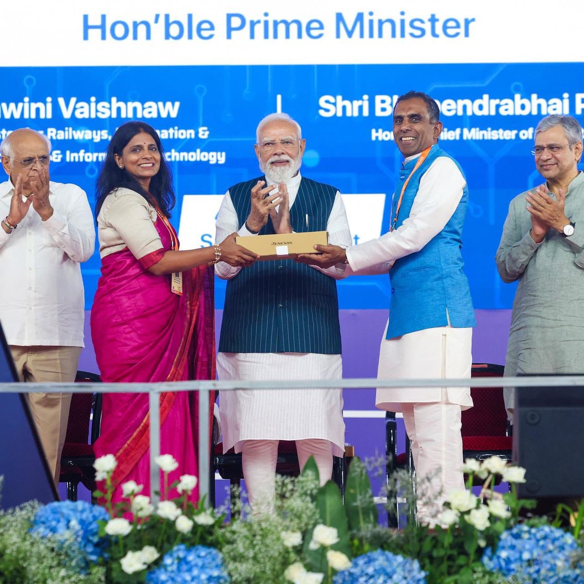BJP4India's tweet photo. 𝐀𝐧𝐨𝐭𝐡𝐞𝐫 𝐠𝐢𝐚𝐧𝐭 𝐥𝐞𝐚𝐩 𝐭𝐨𝐰𝐚𝐫𝐝𝐬 𝐚 𝐬𝐞𝐥𝐟-𝐫𝐞𝐥𝐢𝐚𝐧𝐭 𝐭𝐞𝐜𝐡 𝐟𝐮𝐭𝐮𝐫𝐞. 🇮🇳

PM Modi inaugurates the CG Semi OSAT facility in Sanand, strengthening India’s semiconductor ecosystem and accelerating the nation’s rise as a global hub for advanced manufacturing and futuristic technologies.

Glimpses. 🔽
