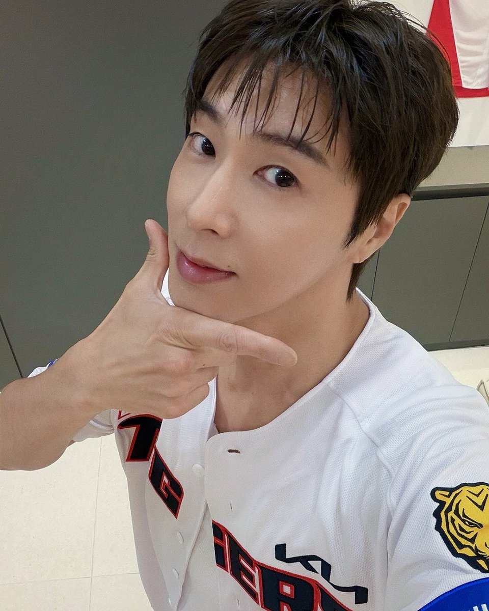 TVXQ's tweet photo. #KIA타이거즈 🐯⚾️❤️

#UKNOW #유노윤호
#TVXQ! #동방신기 #東方神起 https://t.co/reIsLqDhVW
