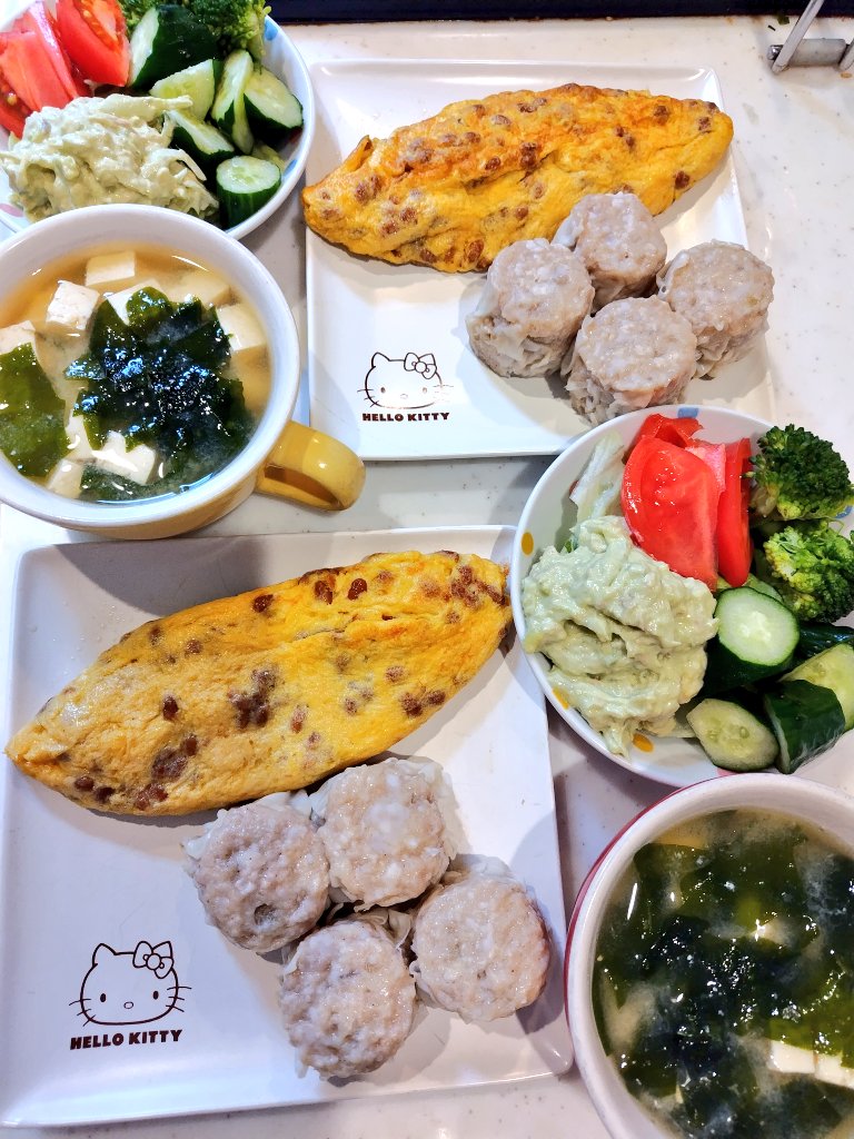 Saboryman_Tokyo's tweet photo. 娘たちの晩ごはん。

551蓬莱のシューマイ
納豆オムレツ
アボカドディップのサラダ
お豆腐とわかめのみそ汁

551蓬莱は豚まんだけでなく焼売も売っているのですね。先日の出張で発見して、迷わず買いました😊

#おうちごはん
#晩ごはん
#料理記録 https://t.co/WEv8Wdb3RZ