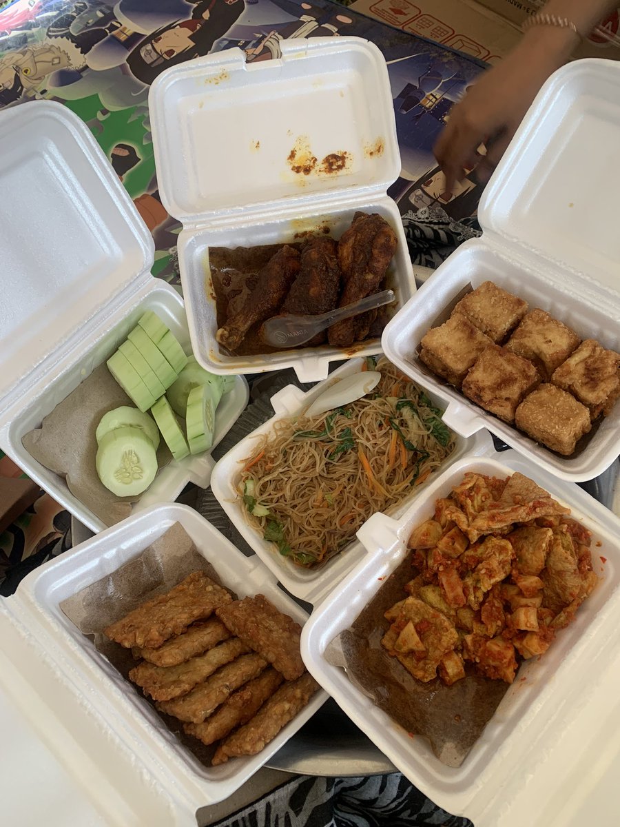 anything_na's tweet photo. kemarin pertama kali ikut acara “ambengan” di daerah ku.. ternyata seruu bgt yaa!!! makanannya byk bgt. dan menurut kepercayaan adat jawa, ini nasi berkat katanya. makanannya enak bgt btw😭 trimakasih yg masak🙏😭 https://t.co/MFog9aNTK4