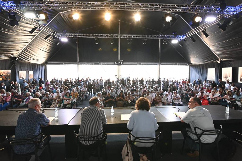 ciudadfutura's tweet photo. Gran acto público de solidaridad con Cuba en la Semana Negra de Gijón. #ElMundoConCuba https://t.co/umcWx8F2Ij