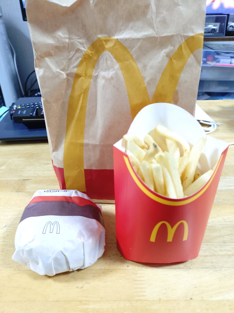 gUGb6yqKvOAq4dP's tweet photo. 週末、深夜まで事務仕事で閉店10分前に飛び込み深夜マック🍔 https://t.co/YK6QuaASTq