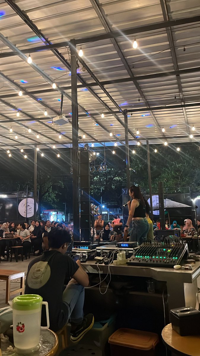 permennkaret_'s tweet photo. Random banget satnite ini, hangout ketempat dimana penuh omom dan tante tante, seru banget 😆 https://t.co/rA9BWi53Lg