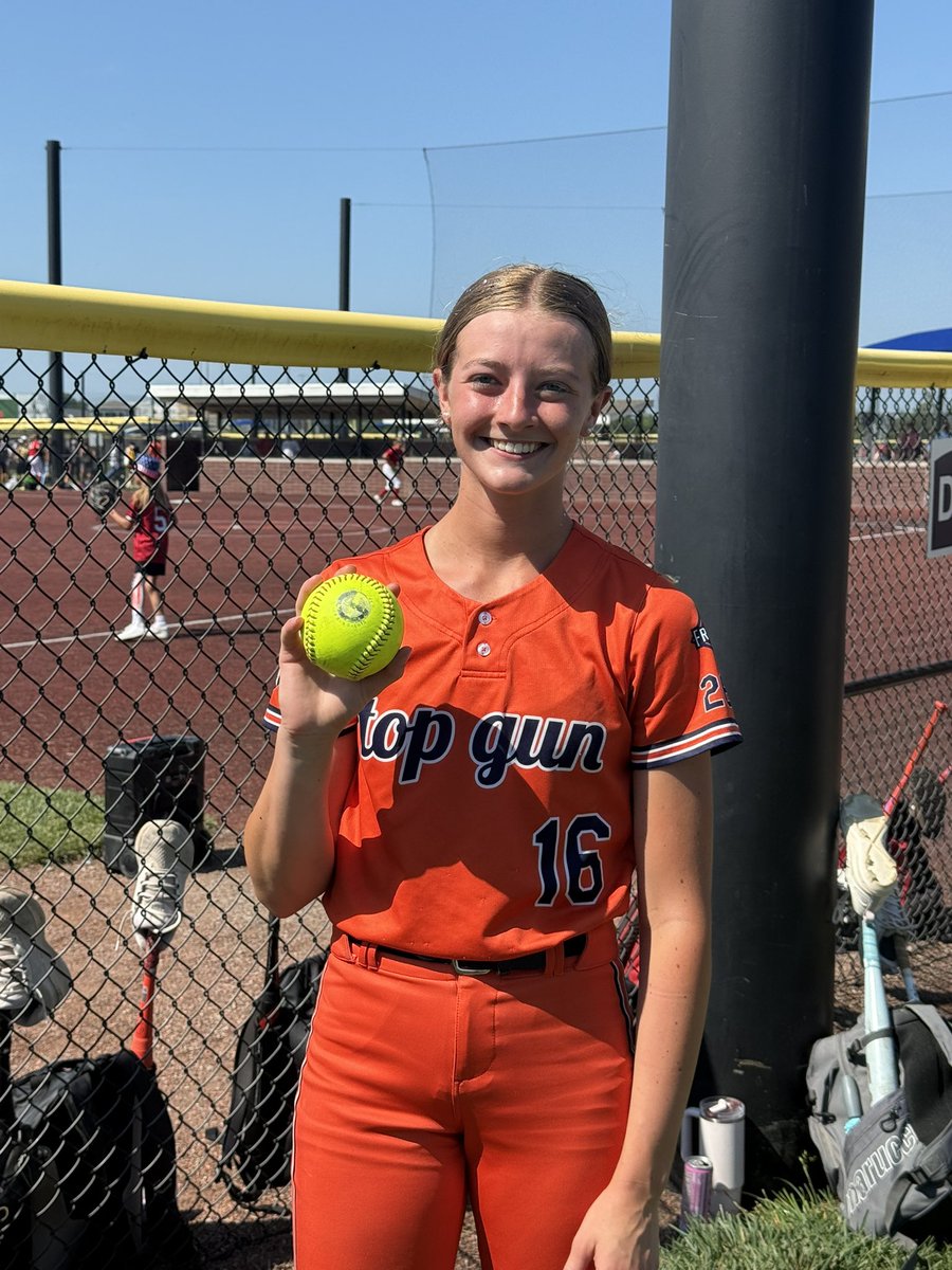 TopGunSTL_Graf's tweet photo. @makaylajw16 with an absolute bomb today in our first bracket game!  #MACH10 @topgunfastpitch https://t.co/ofVkL1tN4J
