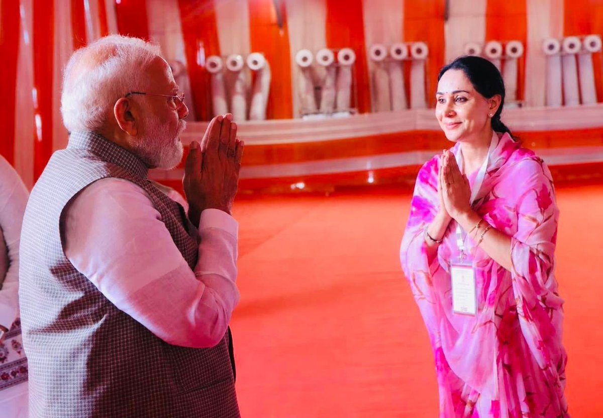 KumariDiya's tweet photo. विकसित राजस्थान के संकल्प को नई गति देने वाली विभिन्न विकास परियोजनाओं के शिलान्यास एवं लोकार्पण हेतु वीर भूमि राजस्थान पधारने पर यशस्वी प्रधानमंत्री आदरणीय श्री @narendramodi जी से आत्मीय भेंट कर उनका स्वागत एवं अभिनंदन किया।

#PMModi4ViksitRajasthan https://t.co/YXj4xZtbEH