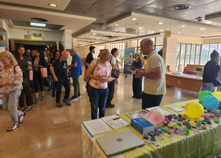 fi_falundafa's tweet photo. Israel: Falun Dafan harjoittajat esittelevät meditaatioharjoituksen EatWell-messuilla https://t.co/SiS4Evhal9 https://t.co/ytYJrR4i0c
