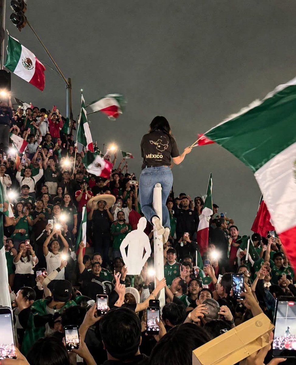 MartinoliCuri's tweet photo. Así de metido está el pueblo mexicano con la selección: https://t.co/HJUHJNdvUu