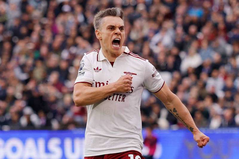 David_Dein_FC's tweet photo. Further to previous updates, I'm told Trossard received approaches from two premier league clubs. However, Leo made it clear to his reps that he has no interest in joining another premier league side. Should Trossard agree a move to Besiktas, he will leave Arsenal as a premier league champion🏆
