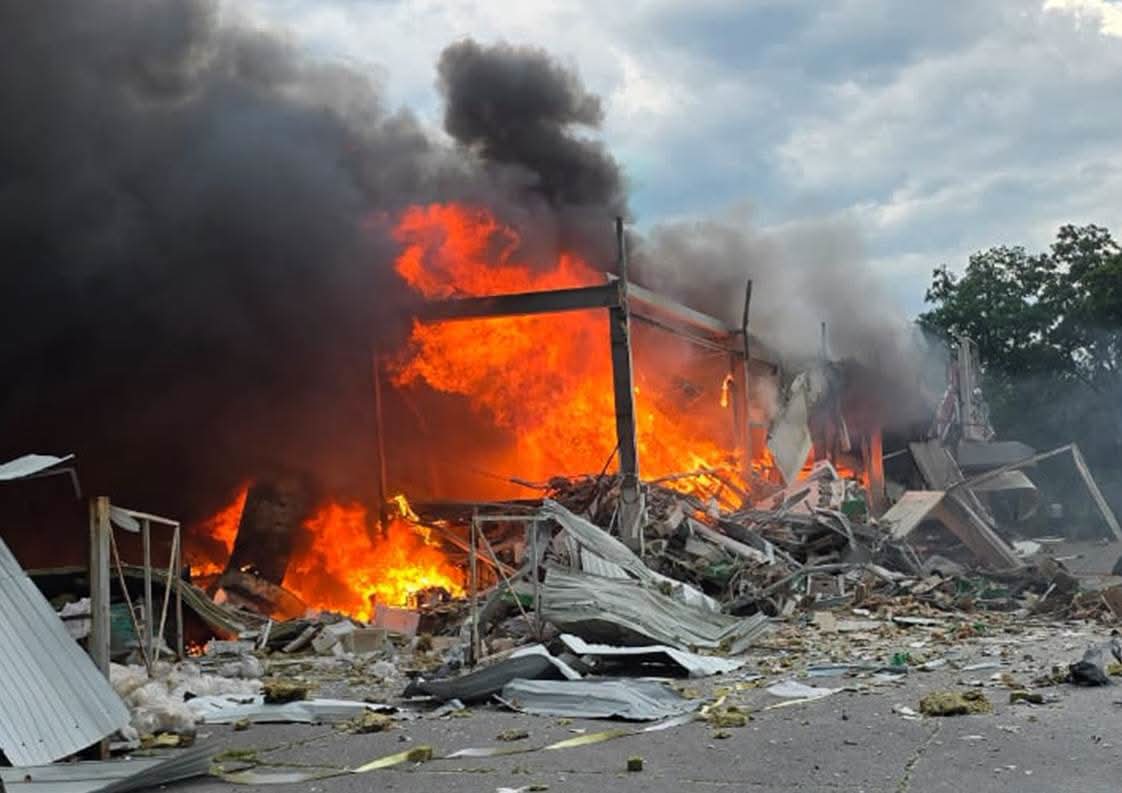 Gerashchenko_en's tweet photo. Russia struck a supermarket in central Kramatorsk, Donetsk region, with an aerial bomb.

Five people were injured, including an 11-year-old boy.

"This is an ordinary urban space where people go about their daily lives. These are exactly the kinds of places Russians deliberately strike - to maim civilians, sow fear, and destroy lives where they cannot win militarily," the regional military administration said.