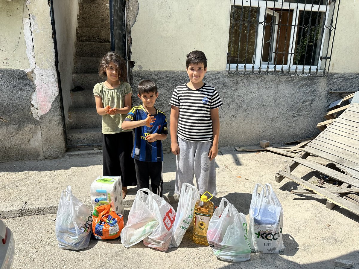 Sabribuyukdemir's tweet photo. Dün dört ailemize bugün beş ailemize gıda yardımı ulaştırdık. Yine bugün bir kardeşimizin adak kurbanını kestirdik gıdaların yanına ilave ettik. Rabbim emeği geçen kardeşlerimizden razı olsun inşaallah https://t.co/fTLm3occIR