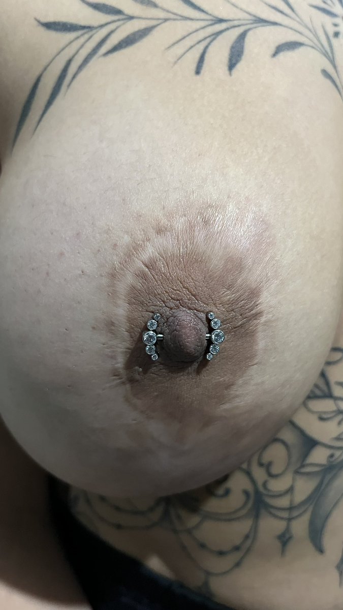 piercingbynano's tweet photo. ✖Actualización de joyas 💎 
Buscas un nuevo piercing o actualizar los tuyos por joyeria de titanio grado implante? Me podes contactar a través del link que está en la bio✖
◌
◌ 
◌
◌ 
#piercingbynano #bodypiercing #rosario #nipplepiercing #titaniumbodyjewelry https://t.co/gc8kIzMZHr