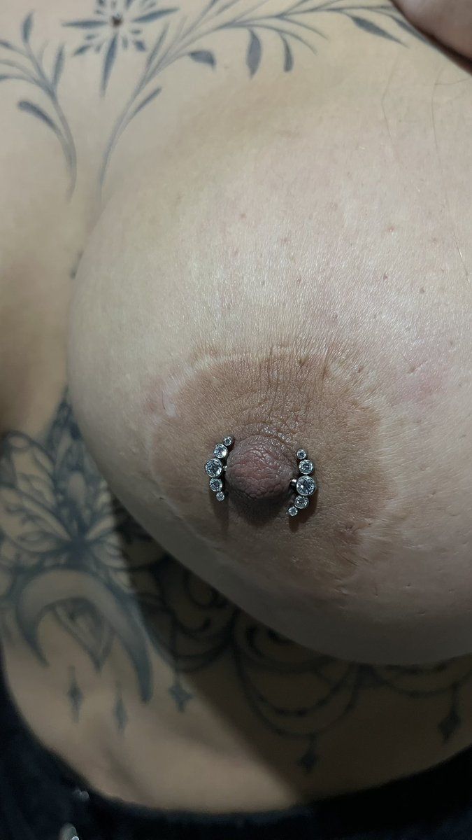 piercingbynano's tweet photo. ✖Actualización de joyas 💎 
Buscas un nuevo piercing o actualizar los tuyos por joyeria de titanio grado implante? Me podes contactar a través del link que está en la bio✖
◌
◌ 
◌
◌ 
#piercingbynano #bodypiercing #rosario #nipplepiercing #titaniumbodyjewelry https://t.co/gc8kIzMZHr