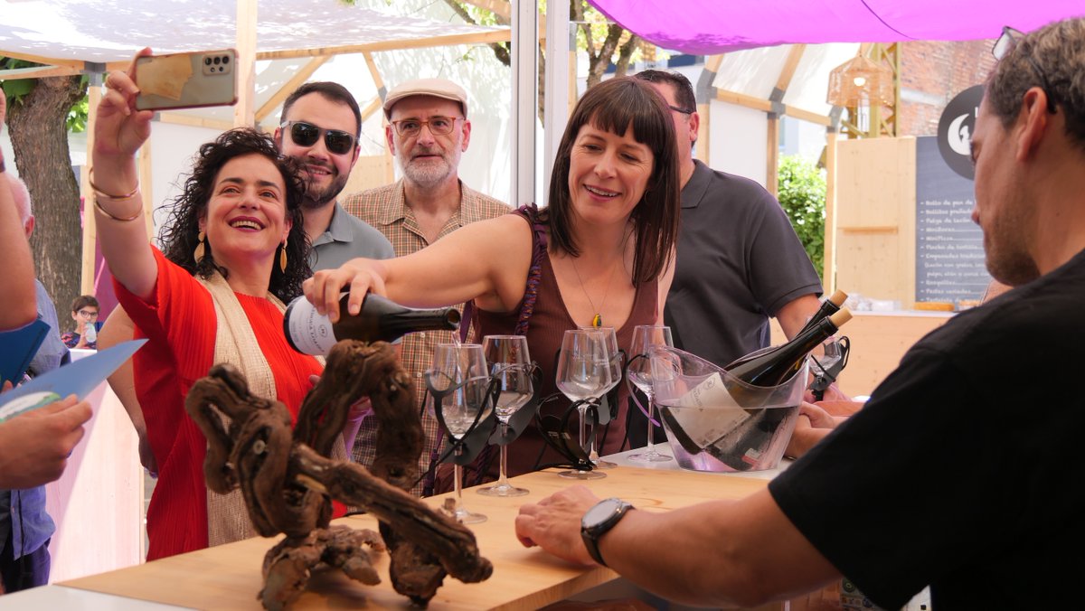 anaponton's tweet photo. Un pracer estar hoxe no Festival do Viño da Ribeira Sacra apoiando un sector que é clave na nosa economía e que contribúe a manter o rural vivo que queremos https://t.co/14k2RxFRCD