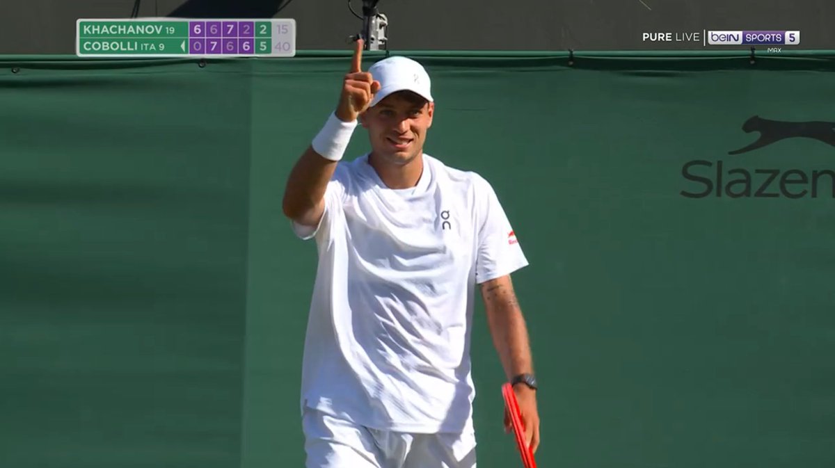 UniversTennis's tweet photo. COBOLLI EN CINQ SETS 🔥🇮🇹

Mené deux set à un, Flavio Cobolli élimine Karen Khachanov en cinq manches (0-6, 7-6, 6-7, 6-2, 6-2) et se qualifie pour les 1/8 de finale de #Wimbledon

Finaliste à Roland-Garros, le n°10 mondial affrontera Alex De Minaur.

📸 @beinsports_FR