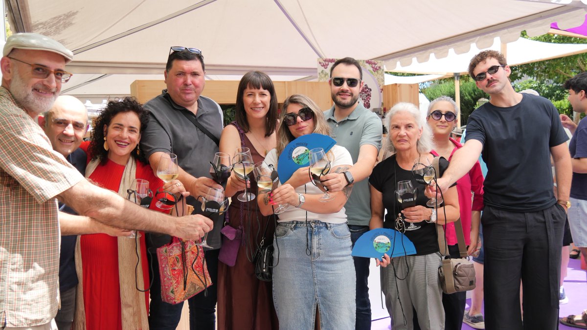 anaponton's tweet photo. Un pracer estar hoxe no Festival do Viño da Ribeira Sacra apoiando un sector que é clave na nosa economía e que contribúe a manter o rural vivo que queremos https://t.co/14k2RxFRCD