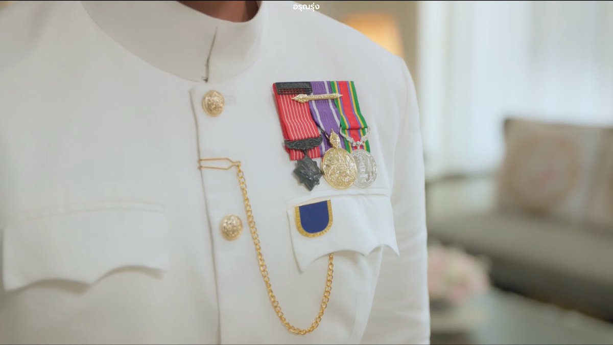 PBokii's tweet photo. THE EDGE OF HORIZON EP3

#อรุณรุ่งEP3

ผมสะใจซีนนี้อ่ะ ชอบที่ภพพูดกับชายฉัตรว่า “คนที่เรียนตกๆ หล่นๆ อย่างท่านชายฉัตร จะได้เป็นถึงผู้ช่วยอธิบดีกรมพระคลังมหาสมบัติ มิน่า งบถึงมีปัญหา” แบบ อูยยย แซ่บซี้ดปากเลยพี่ 

แล้วบท “กระหม่อมกระเสือกกระสนแทบตาย ไม่เหมือนบางคนที่ต้องอาศัยบารมีพ่อ” อีก
ไหนจะ “กระหม่อมฝากความระลึกถึงท่านชายทินกรด้วย เจอกันที่งานเมื่อคืนก็ติดธุระ เลยไม่ได้พูดคุย -ระลึกความหลัง-กัน” 

แบบ อินจักร เน้นคำ เน้นเสียงได้ โคตร impact เลย ผมนี่ตบเข่าฉาด เก่งมาก สมควรแมสด้วยประการทั้งปวง
