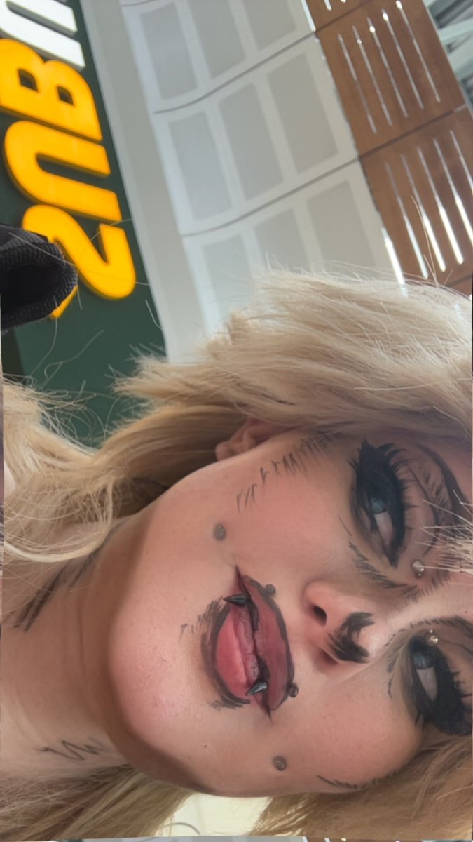 MommaKujoCos's tweet photo. Omg! A s-subway! *turns into Jolyne with the moon* https://t.co/SBRCrFu4QS
