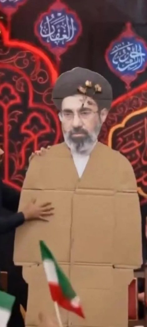 SStrom370's tweet photo. @IranArmySpoofX It’s not normal that his son didn’t come to pay tribute to his father—it’s very strange—or even give a speech https://t.co/yegcYHRfYB