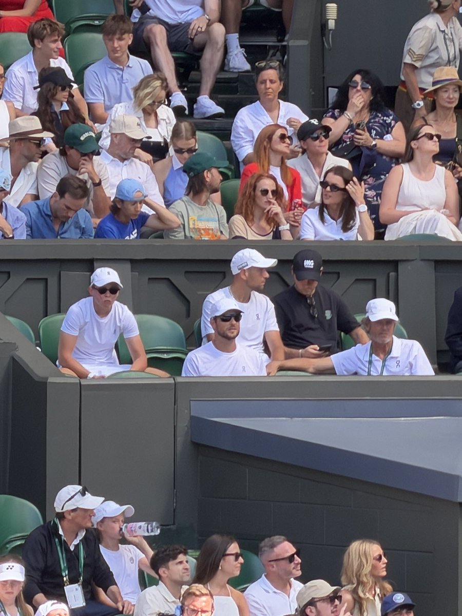 arturgac's tweet photo. Pam Shriver w 1. secie (3:5) mówi w BBC:
🗣️Osobą z boksu Igi Świątek, która najczęściej zabiera głos, jest psycholog Abramowicz. Jest ona najdłużej związaną z zawodniczką członkinią sztabu, choć w takich momentach zazwyczaj oczekuje się, że głos zabierze główny trener #Wimbledon https://t.co/QYNPK89RkN