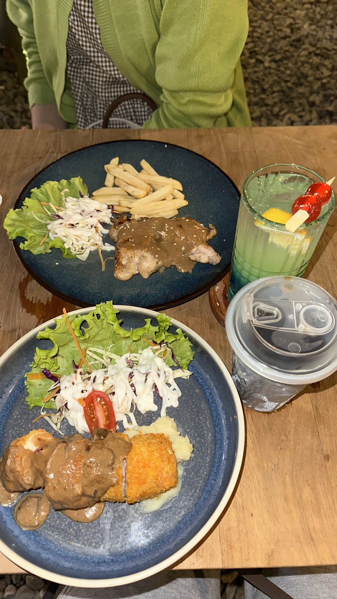 mwnikaa's tweet photo. oh gini cafe yg vibe pantai https://t.co/XUMneRFzcE