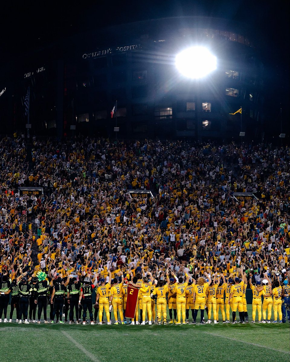 TheIowaHawkeyes's tweet photo. Ready for Night 2! 😎 https://t.co/Ah6SzYhbwN