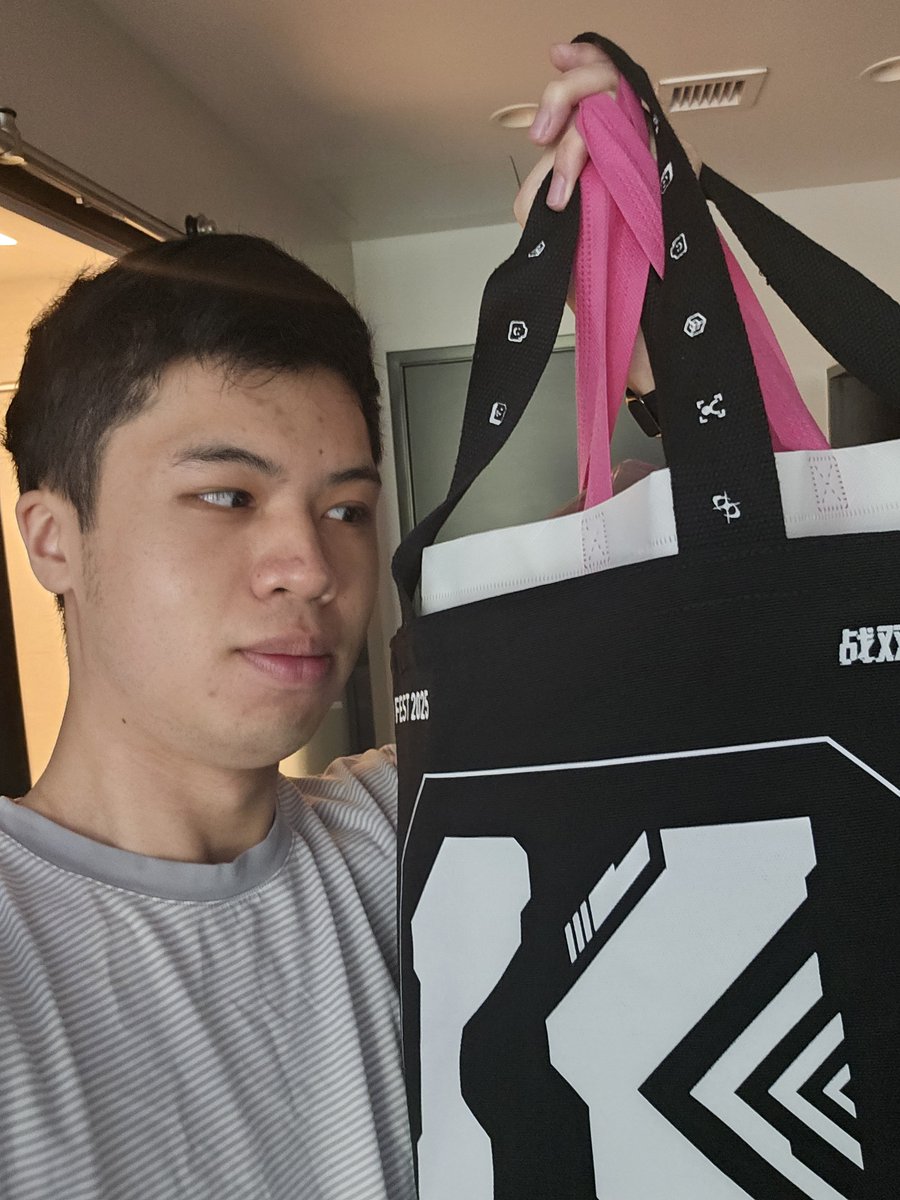 Spider_2B's tweet photo. Giving away kuro fest wuwa and some pgr merch today. I'll likely be around the pgr and wuwa booths but if you see me just say the password "Lucia" and you'll get something! (I also have extra bags for them)

#pgrax2026 #ax2026 #wuwaax2026 #wutheringwaves #wuwa #pgr #punishinggrayraven