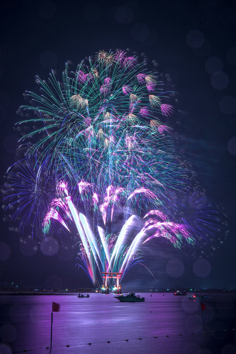 firekids99's tweet photo. 弁天島花火大会🎆
開始直前からの本降りの雨でしたが、赤鳥居⛩️と花火🎆とてもきれいでした
#弁天島花火大会　#静岡県浜松市　#花火大会　#赤鳥居 https://t.co/VL5ycO4kNi