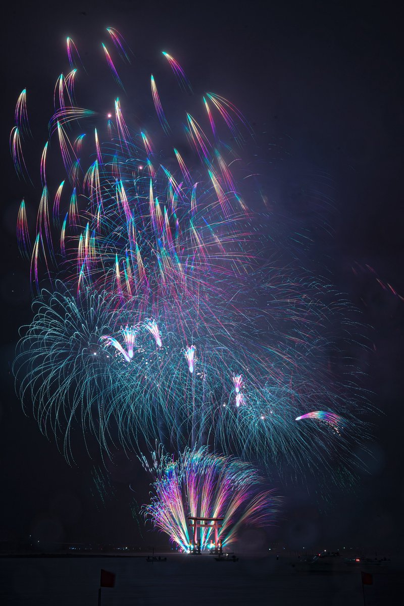 firekids99's tweet photo. 弁天島花火大会🎆
開始直前からの本降りの雨でしたが、赤鳥居⛩️と花火🎆とてもきれいでした
#弁天島花火大会　#静岡県浜松市　#花火大会　#赤鳥居 https://t.co/VL5ycO4kNi