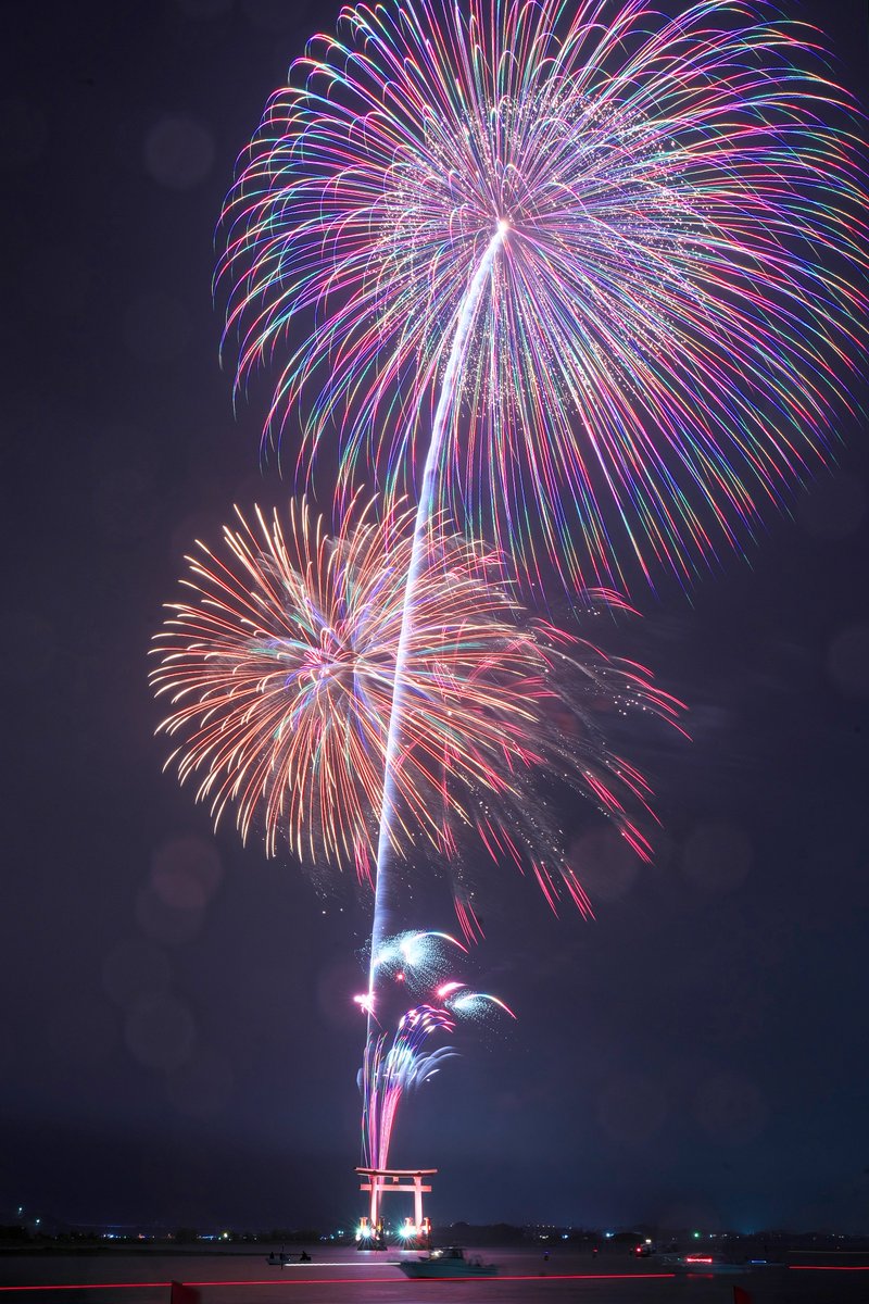 firekids99's tweet photo. 弁天島花火大会🎆
開始直前からの本降りの雨でしたが、赤鳥居⛩️と花火🎆とてもきれいでした
#弁天島花火大会　#静岡県浜松市　#花火大会　#赤鳥居 https://t.co/VL5ycO4kNi
