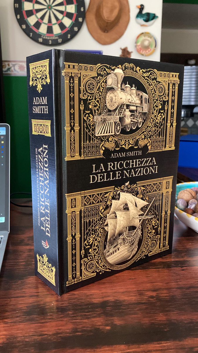 IstLiberale's tweet photo. Il 4 luglio 1776 nasceva una nazione fondata sull’idea che gli uomini non esistono per servire il potere.

Nello stesso anno Adam Smith pubblicava La ricchezza delle nazioni, il libro che spiegò al mondo perché la prosperità nasce dalla libertà, non dai decreti dei governi.

A 250 anni da quel 1776, l’Istituto Liberale pubblica una nuova edizione da collezione di questo capolavoro.

Un libro da leggere, conservare e tramandare.

Lo trovate qui: https://t.co/AcmHiZDyxv

Oppure, iscrivendovi a Istituto Liberale, potete averne una copia in copertina rigida insieme a tanti altri omaggi: https://t.co/2WQLZyH6tW