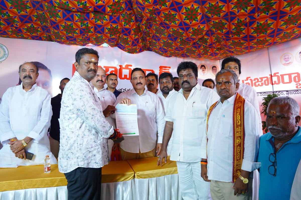 yschowdary's tweet photo. ప్రజల కష్టాల్లో అండగా నిలవడమే ప్రజా ప్రతినిధిగా నా బాధ్యతగా భావిస్తూ, అందులో భాగంగా నేడు భవానిపురంలోని ఎన్డీయే కార్యాలయంలో తీవ్ర ఆరోగ్య సమస్యలతో బాధపడుతున్న 48 మంది లబ్ధిదారులకు రూ.34,07,396 విలువైన ముఖ్యమంత్రి సహాయనిధి చెక్కులను కూటమి నాయకులతో కలిసి అందజేయడం సంతోషంగా ఉంది.
        గత రెండేళ్ల కూటమి పాలనలో విజయవాడ పశ్చిమ నియోజకవర్గంలో 866 మంది లబ్ధిదారులకు రూ.10.61 కోట్లకు పైగా CMRF ద్వారా సాయం అందించి ఆపదలో ఉన్న కుటుంబాలకు భరోసాగా నిలవటం జరిగింది. ప్రజల సంక్షేమమే తొలి ప్రాధాన్యంగా, అర్హులైన ప్రతి ఒక్కరికీ సంక్షేమ పథకాల ప్రయోజనాలు చేరేలా నిరంతరం కృషి చేస్తూనే ఉంటాను.