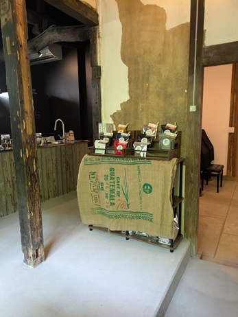 Kou_3_'s tweet photo. 2026.7.3福岡県糸島市の「楽峰珈琲ロースター」（らくほうコーヒー）に行った。
2026.5に、オープンしたばかりの新しい古民家カフェ。
店としては新しいが、建物は正に「古民家」。
アイスコーヒーを、おいしく頂いた。

#福岡県糸島市
#楽峰珈琲ロースター
#楽峰珈琲
#古民家
#アイスコーヒー https://t.co/x51SFIuTWa