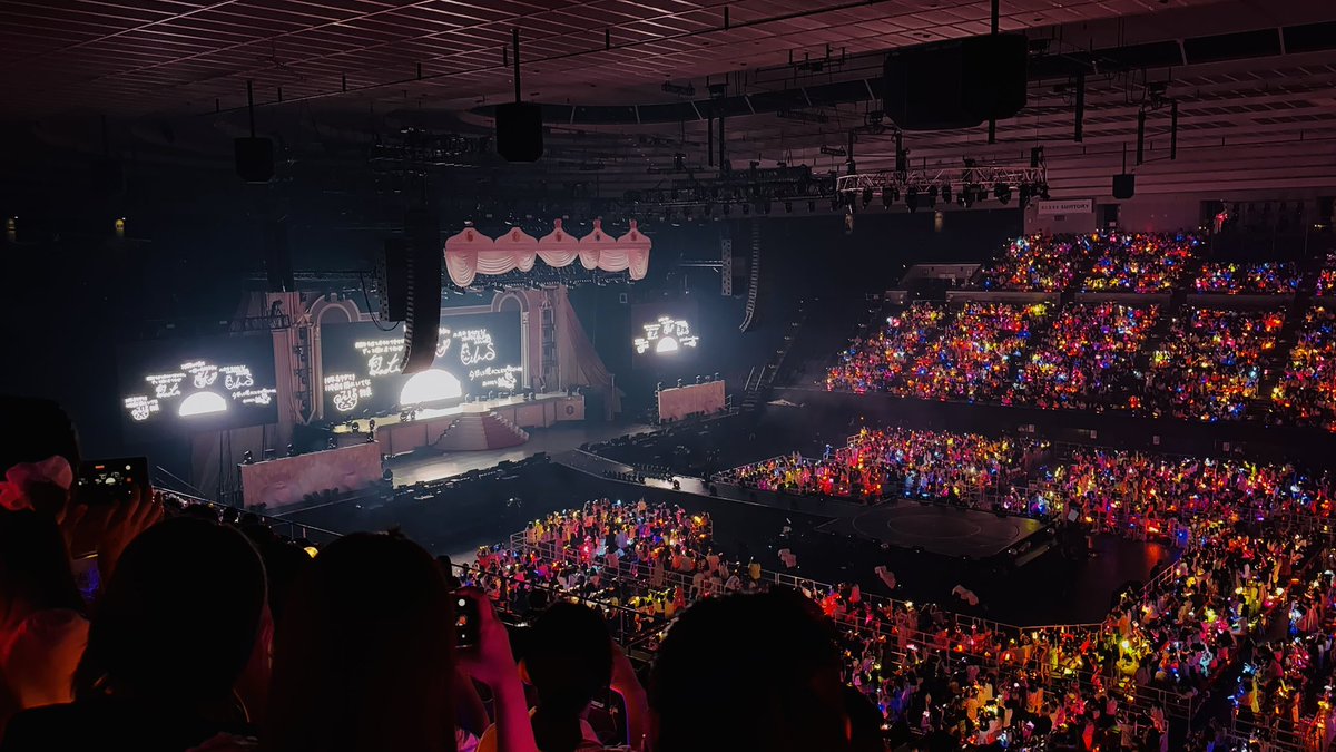 SFJ48's tweet photo. 雨の中、Liveへ🍓🎤

#ライブ
#アリーナツアー
#城ホール https://t.co/Oj7roluAcd