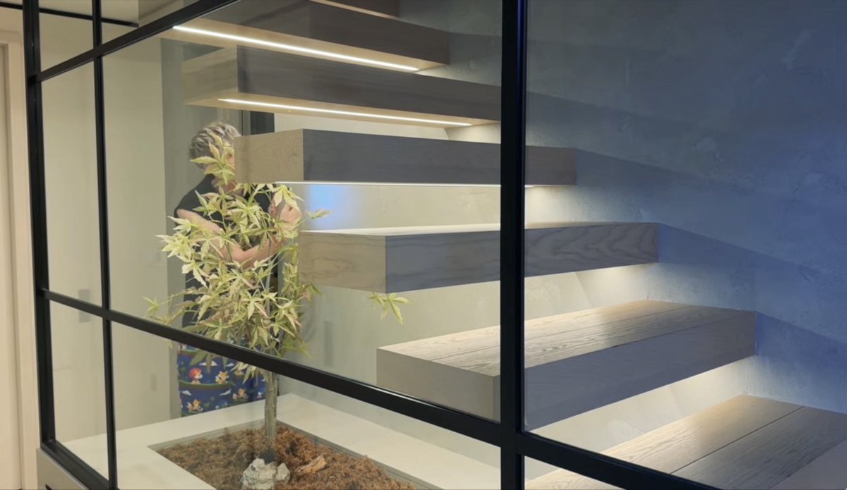 amazingrachh_'s tweet photo. genuinely their stairs terrify me https://t.co/YoDfMyvGUe