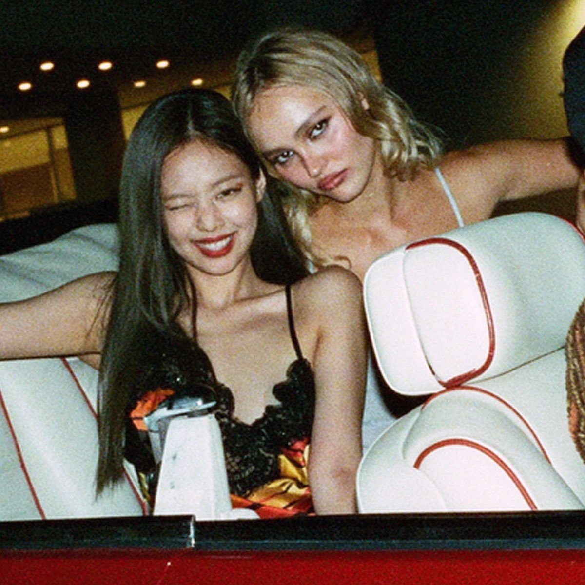 JNKonSpotify's tweet photo. “One Of The Girls” with #JENNIE has spent 1000 days on the Spotify Global chart.

It becomes the first and only song by a female K-pop act to do so. https://t.co/8x6vWO0pYI
