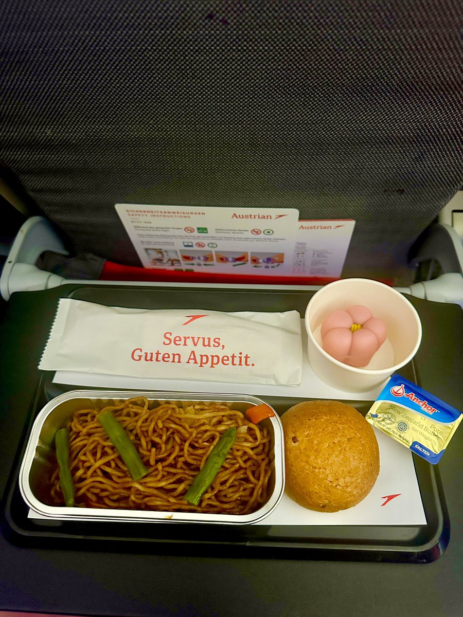mambon's tweet photo. 1食目 パスタ
2食目 おむすび
3食目 焼きそば w
#OS
#VIE
#AustrianAirlines
@_austrian
#パラダイス山元の快適な空だけの旅 https://t.co/kUy7p4Mlp2