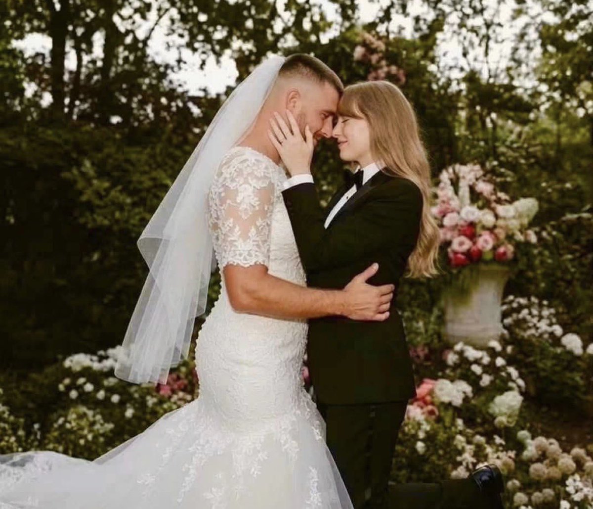DocMalibu's tweet photo. Congratulations to Taylor Swift and her tight end hubby Kelsey Swift  @Chiefs https://t.co/BNtuYN3s7I