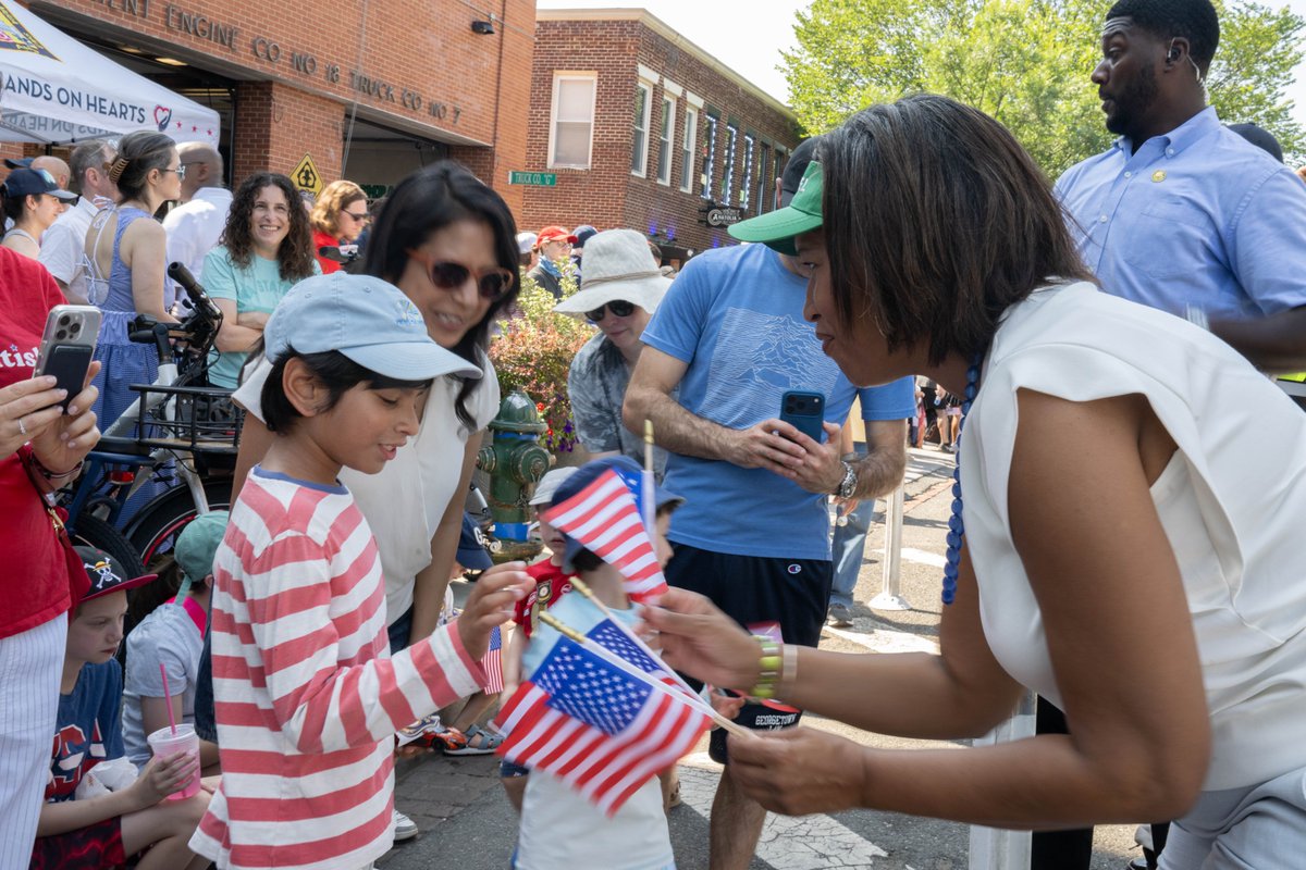 MayorBowser's tweet photo. Today, we celebrated local DC.

Beautiful celebrations of community and America 250 in our nation’s capital—We love our annual Capitol Hill and Palisades Parades! https://t.co/zyrseDf30F