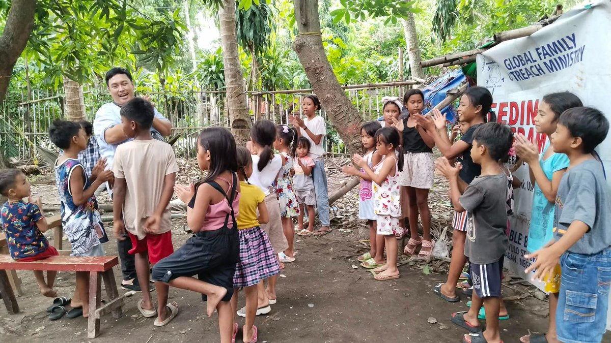 GfomOrg's tweet photo. PRAISE THE LORD! $220 in donations came in. Today we held our 10 GFOM Feeding Prgms in the Philippines. We fed nearly 400 kids &amp; taught them Bible lessons. Tomorrow is the Cambodia Feeding Program. We only need $295 more. Please also donate to help.
https://t.co/A7fg0ngTc1 https://t.co/AKEhNiXOlI