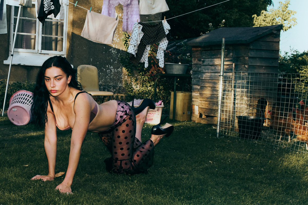 xcxsource's tweet photo. Charli xcx for the “Wink Wink” music video. 🖤

📸: Angelo Dominic Sesto https://t.co/SdeDsDTPuX