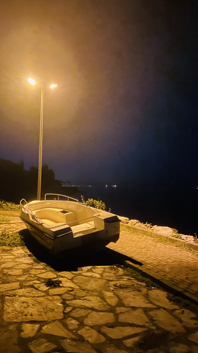 cuneytt_1903's tweet photo. Gün gelir…
Hırsızlar zengin…
Metresler eş…
Serseriler adam olur…
Odundan kapı , taştan saray olur…

Gün gelir kezbanlar destan…
Onları destan yapanlar mestan olur…

Çivisi çıkar dünyanın…
Konuşamayanlar hatip…
Şifa veremeyenler tabip…
Yazamayanlar kâtip olur… https://t.co/xD9bJm98y5