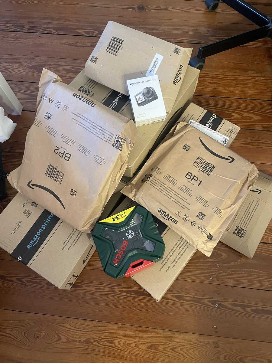 cashmasterhaso's tweet photo. Ihr habt mir so viele Geschenke von meiner wishlist geholt diese Woche, und ich öffne sie alle gerade im Space Live. Kommt mit rein und hört zu wie euer Boss eure Pakete aufmacht

(Über 1.300€ Warenwert) https://t.co/OPnSkIv6li