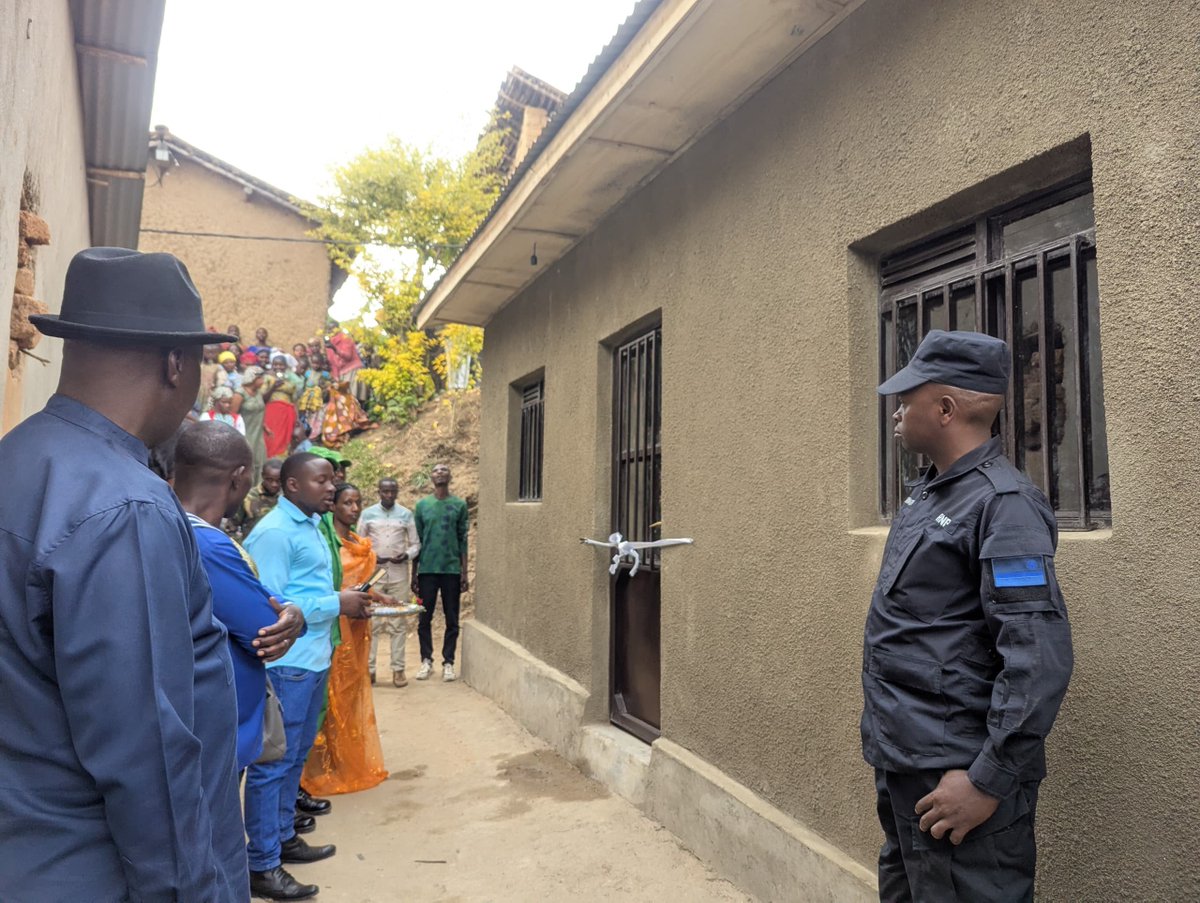 RubavuDistrict's tweet photo. @RwandaLocalGov @GovernanceRw @RwandaWest @ralgarwanda @GisenyiSec @MudendeSector #Nyamyumba: Mu Murenge wa Nyamyumba hatashywe  ibiro by'Akagari ka Busoro no gutaha inzu yubakiwe utishoboye Kubufatanye na Cooperative KOMINYABU. https://t.co/WD8DGkAz3o