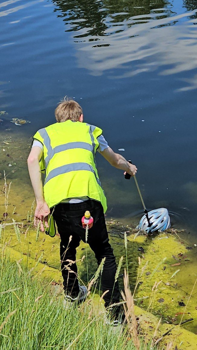 JacobShortUK's tweet photo. Great day in #Portsmouth doing a litter pick with residents and @reformparty_uk team 🩵
Didn’t mind getting my hands dirty, and even risked getting a bit wet at the Lido to get out some bits of rubbish 💪
The community, young and older, came together today to #CleanUpBritain 🙌 https://t.co/Qsj6ATfNoS