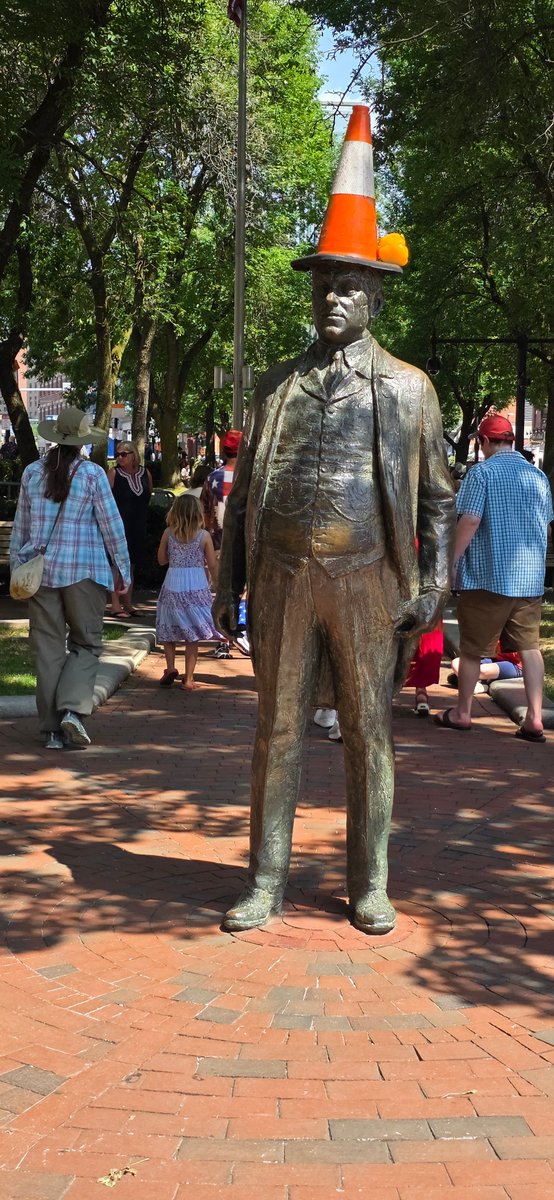 OnlyInBOS's tweet photo. Happy Fourth of July... and yes, the traffic cones are STILL on Boston's statues.

What started as a Scottish tradition during the World Cup has officially survived into Independence Day.

🧡 https://t.co/u6X8G8x7Hg