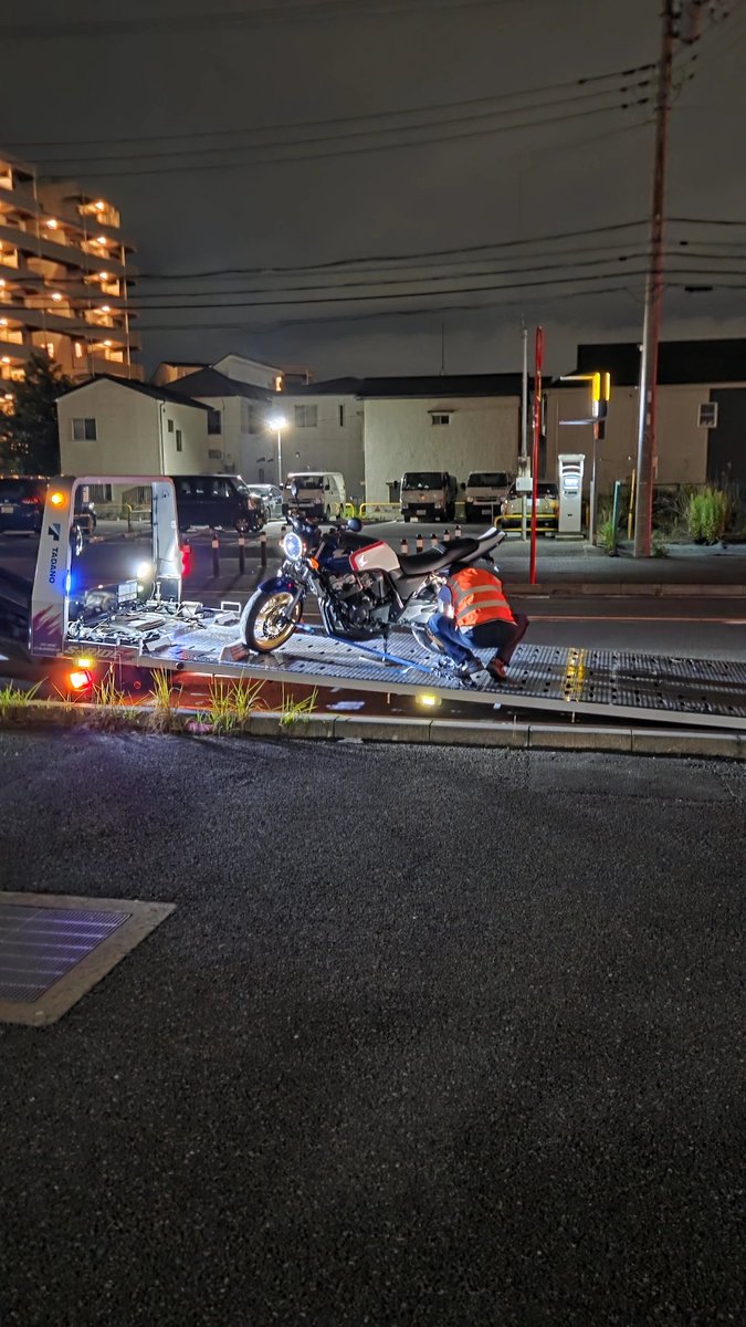 Rukky_HONDAism's tweet photo. ツーリング最中、段々吹けなくなって逝きました。仲間がJAF呼んでくれたおかげで、無事に帰宅完了。
帰りの道中、JAFの人との会話が盛り上がって心が救われました。本当にありがとうJAFの人...♡
さて明日は雨予報だけど、バイク屋までCB持って行きます。早く直して夏いっぱい乗るぞ！！！ https://t.co/WG89Y7yUm5