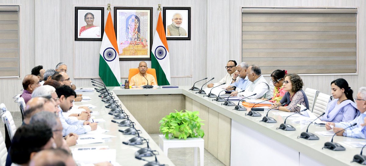 AwasthiAwanishK's tweet photo. माननीय मुख्यमंत्री श्री @myogiadityanath जी ने कल लखनऊ में आयोजित एक उच्चस्तरीय बैठक में उत्तर प्रदेश राज्य कैंसर टास्क फोर्स एवं @UPGovt की कार्ययोजनाओं पर चर्चा की।

मुख्यमंत्री जी ने निर्देश दिए कि प्रत्येक जनपद में चरणबद्ध रूप से कैंसर उपचार सुविधाओं का विस्तार हो तथा प्रत्येक मंडल में आधुनिक कैंसर केंद्र स्थापित किए जाएं। रोकथाम, समयबद्ध स्क्रीनिंग, शीघ्र निदान और गुणवत्तापूर्ण उपचार पर विशेष फोकस के साथ प्रदेश की स्वास्थ्य सेवाओं को और सशक्त बनाया जा रहा है।